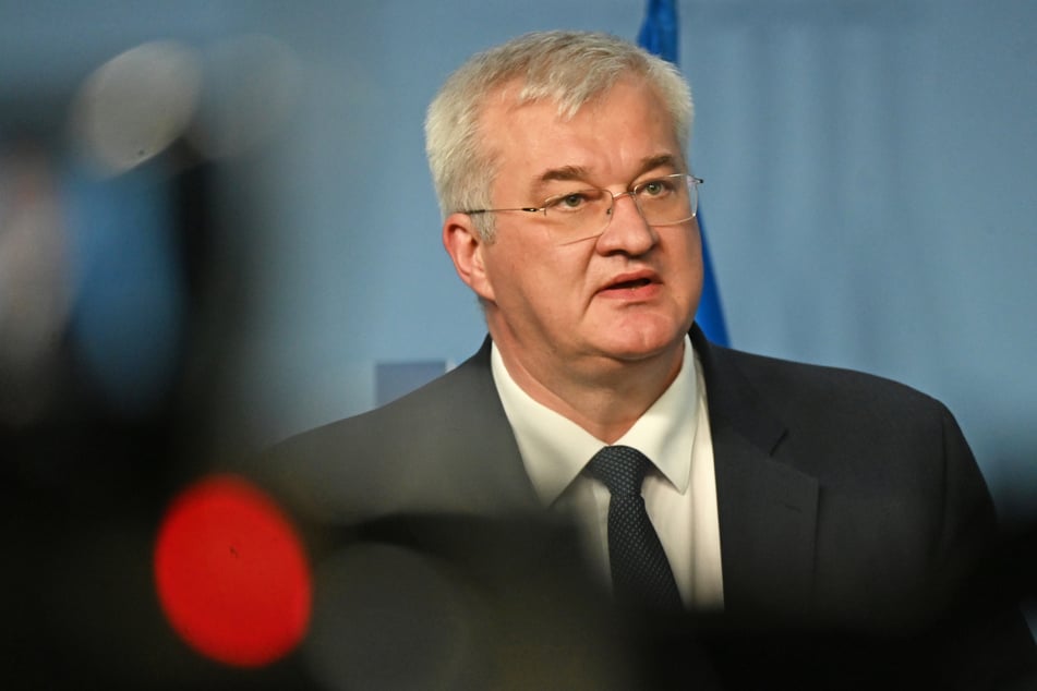 Auf X teilte der ukrainische Außenminister Andrij Sybiha mit, dass die Ukraine für eine 30-tägige Waffenruhe bereit sei.