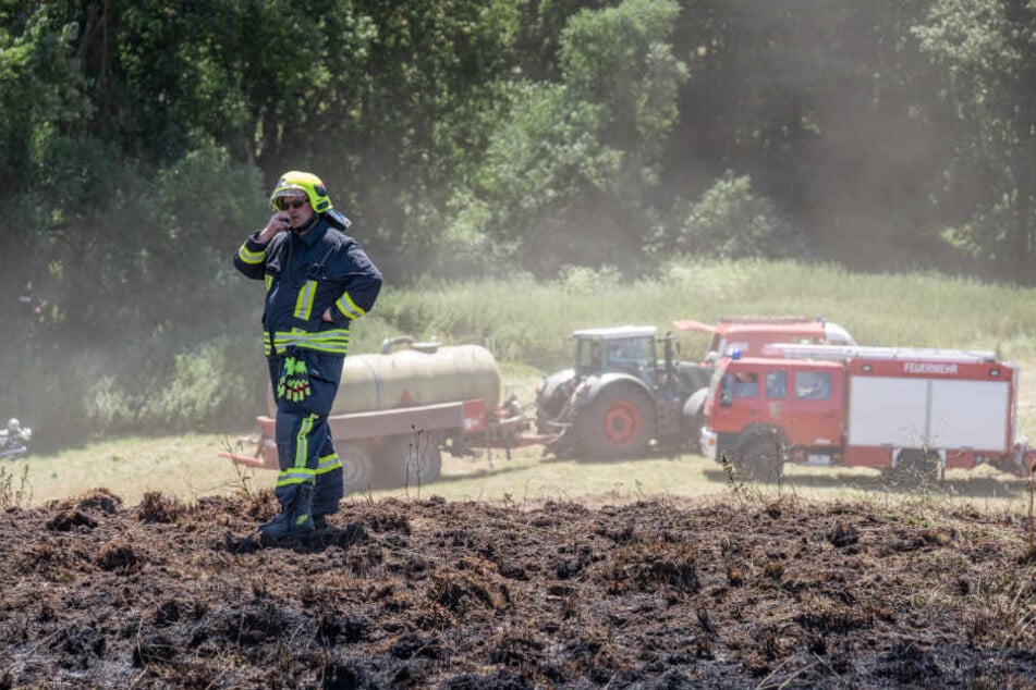 Bei Zottelstedt brannte ein Feld, nachdem offenbar eine Erntemaschine heißgelaufen war.