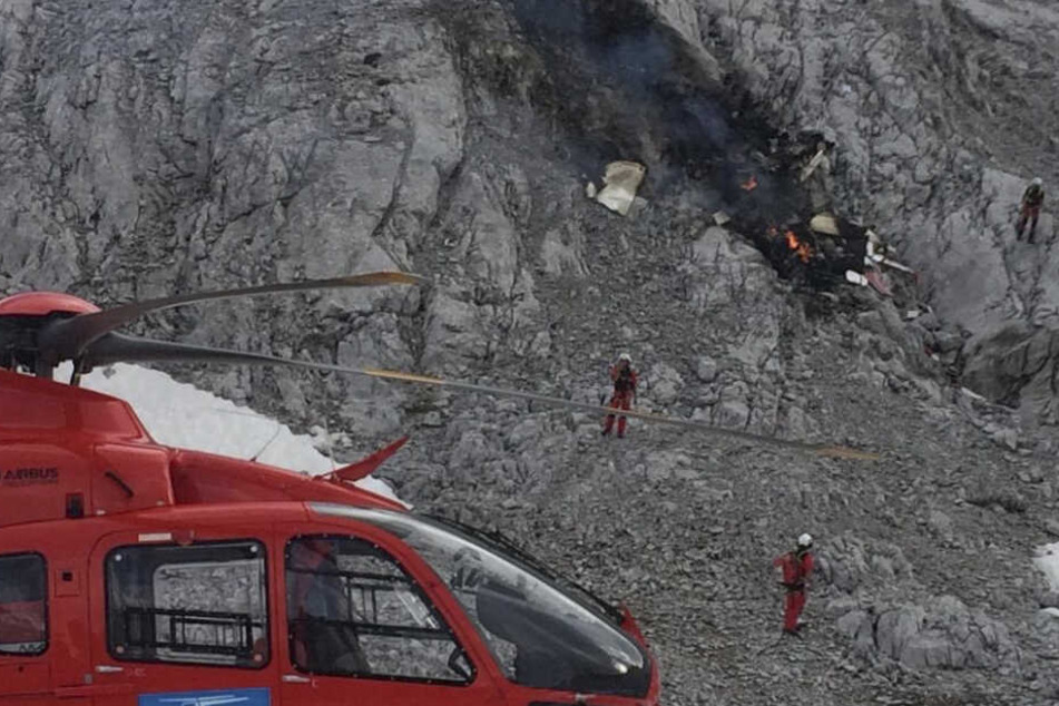 Einsatzkräfte vor Ort an der Absturzstelle.
