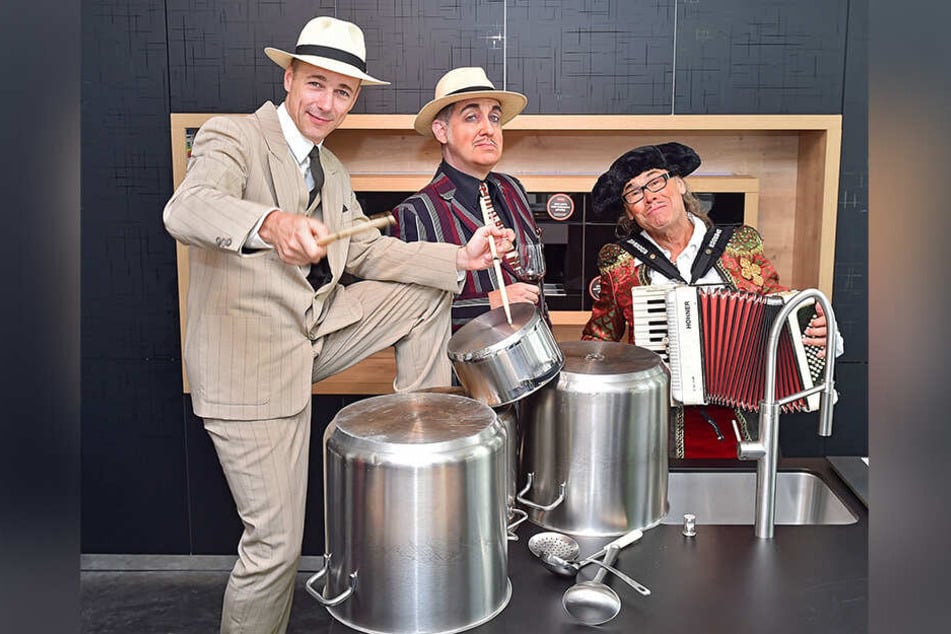 Firebirds-Musiker Guido Gentzel (v.l.), "Pate" Bert Callenbach und "Handlanger" Joachim Lippmann trommeln fürs neue Mafia-Mia-Dinner "Viva Espana".