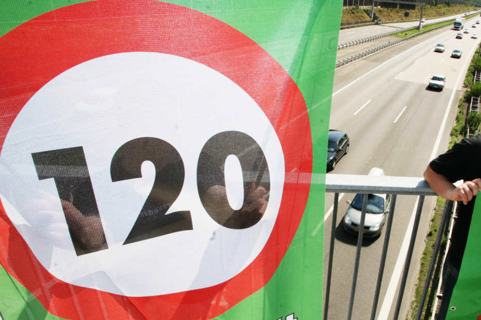 Bald nur noch 120 km/h auf der Autobahn? Die Deutsche Umwelthilfe versucht es zu erzwingen.