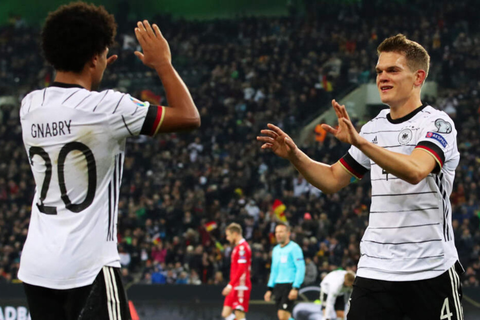 Matthias Ginter (r.) wurde vor Serge Gnabry zum DFB-Nationalspieler des Jahres 2019 gewählt.