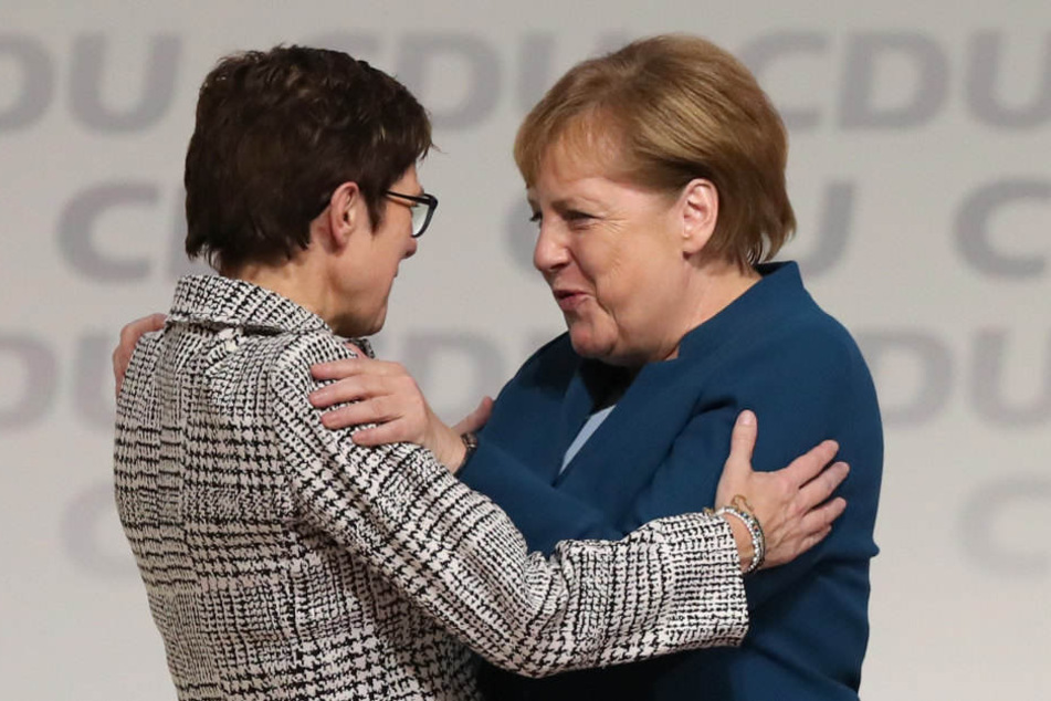 Angela Merkel gratuliert Annegret Kramp-Karrenbauer zum Wahl-Sieg.