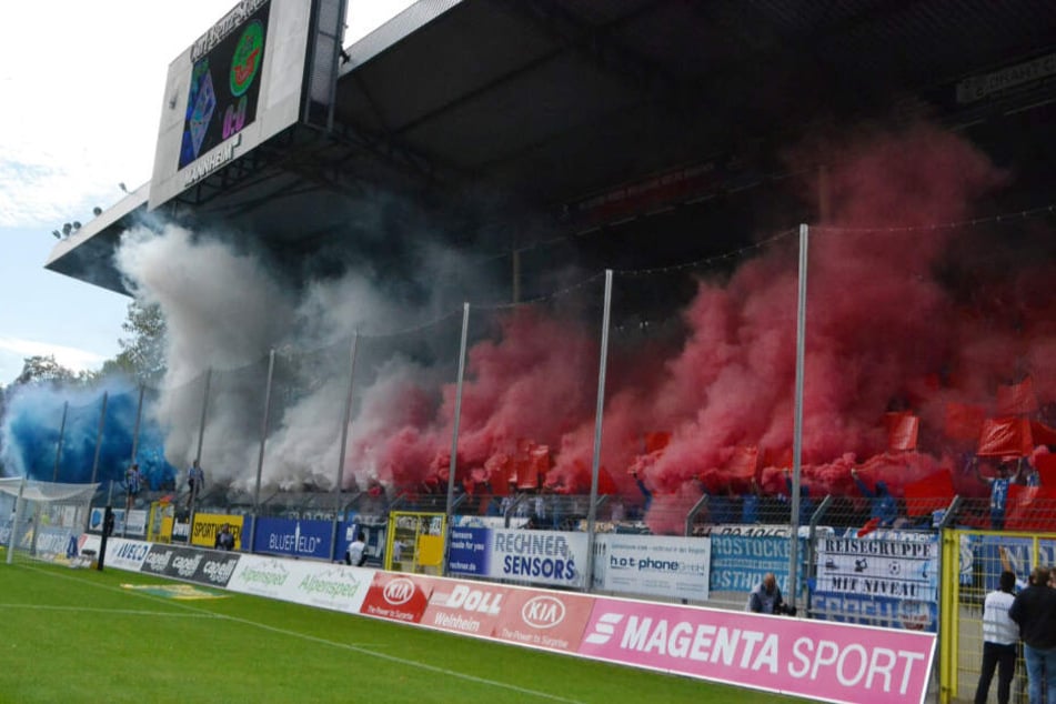 Rostock-Fans brennen in der Mannheimer Carl-Benz-Arena Pyrotechnik ab.