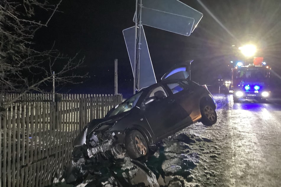 Das Auto des Mannes wurde stark zerstört.