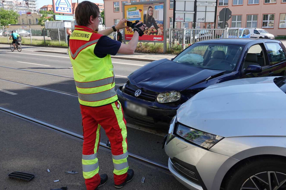 Die Unfallsicherung machte Fotos vom Unglück: Bei dem Zusammenstoß kollidierten ein VW Golf und ein Skoda.