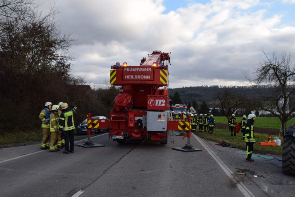 Die Feuerwehr geht an der Unfallstelle ihrer Arbeit nach.