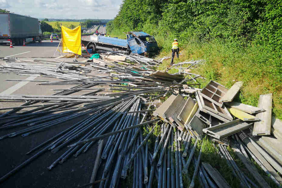 Ladung ist auf der Autobahn verteilt.