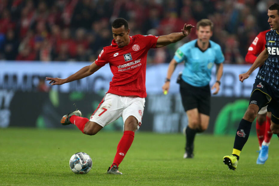 Der Mainzer Robin Quaison trifft zum 2:1.