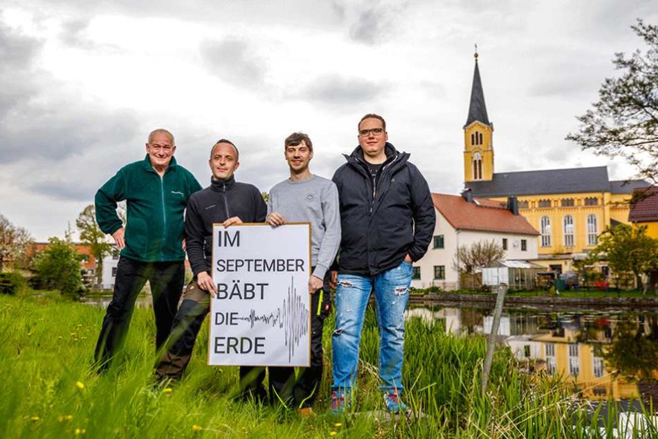 Sie organisieren in ihrem Dorf das Festival (v.l.): Die Bärnsdorfer Peter Böhme (65), Jens Wolf (35), Marcus Mambk (34) und Marcel Zillich (22).