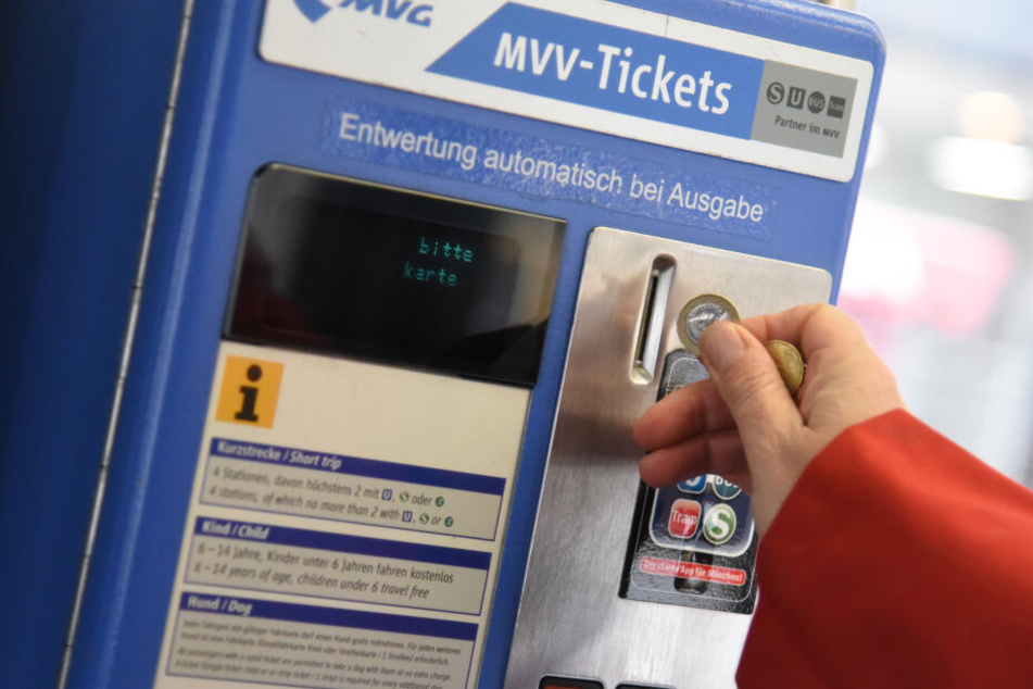 In Zukunft muss man kein Geld mehr bezahlen, wenn man nur zum Gleis will. Ein Ticket brauch man aber trotzdem.