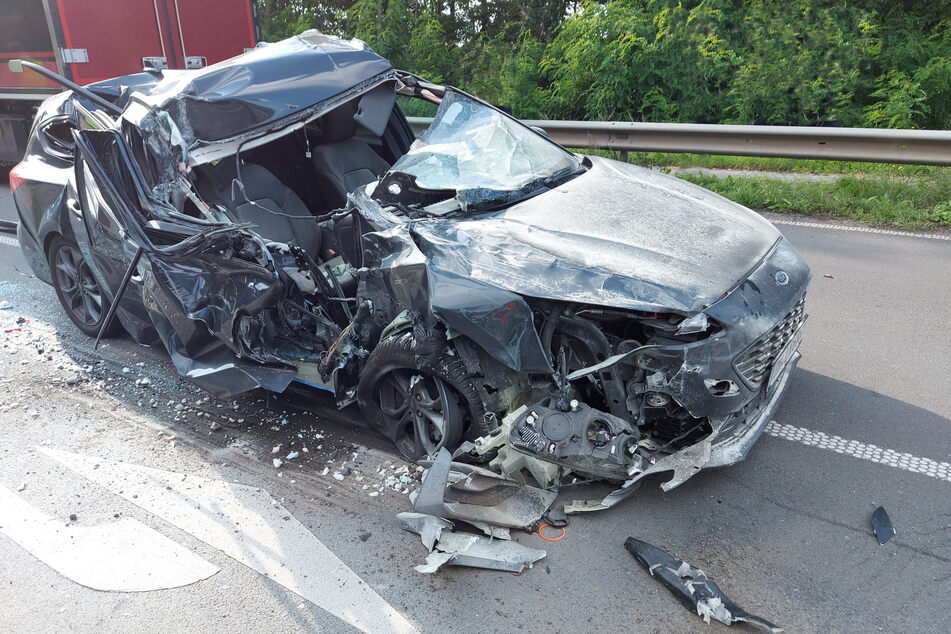 Das Fluchtauto krachte mit überhöhter Geschwindigkeit unter einen Lkw und wurde komplett zerstört.