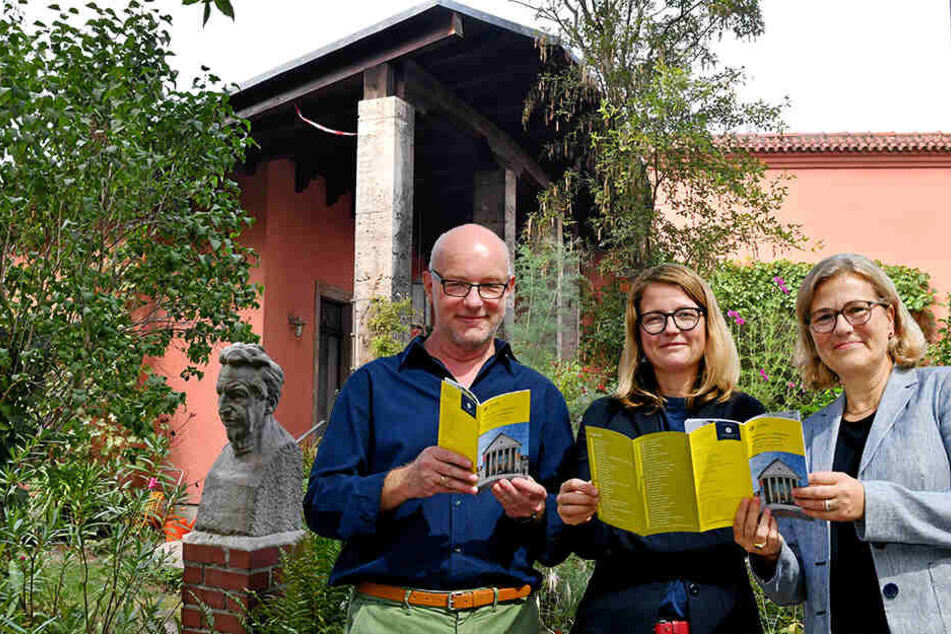 Manfred Wiemer (65), Annekatrin Klepsch (42) und Carena Schlewitt (57) präsentieren das Programm für den "Tag des offenen Denkmals"; im Hintergrund der verwunschene Garten des Atelierhauses Edmund Moeller. (Fotomontage)
