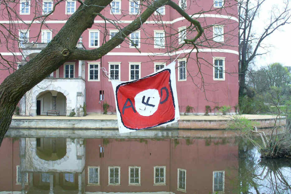 Im Fürst-Pückler-Park wurde eine AfD-Hakenkreuz-Fahne gehisst.
