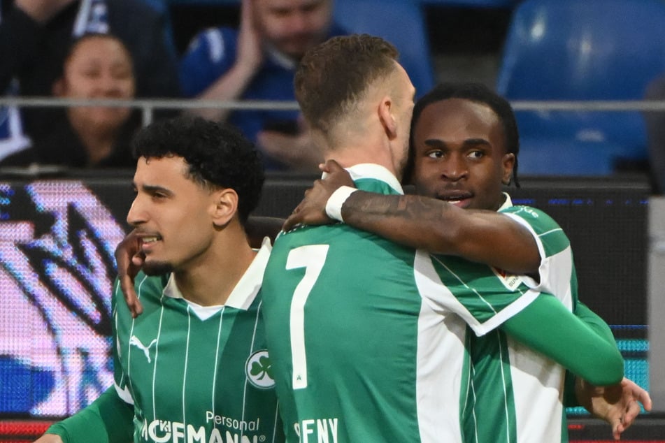 Noel Futkeu (23, r) von Greuther Fürth hat sich in den Fokus des HSV gespielt.