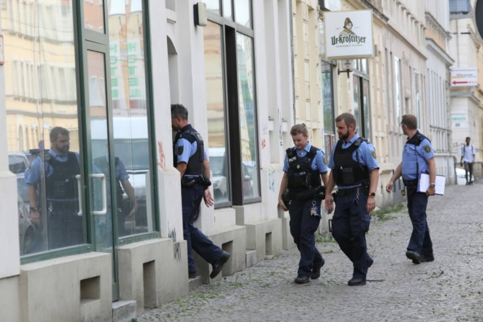 In der Georg-Schumann-Straße läuft zur Stunde ein größerer Polizeieinsatz.