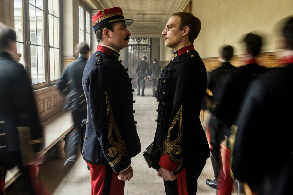 Colonel Georges Picquart (l., Jean Dujardin) und Alfred Dreyfus (r., Louis Garrel) spielen bei der Intrige die Hauptrollen.