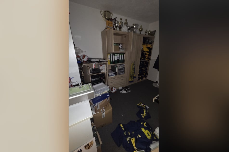 Nachdem sie das Büro durchwühlt hatten, stahlen sie den kompletten Tresor.