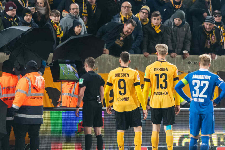 Schiedsrichter Michael Bacher schaut sich die Szene zum vermeintlichen 3:3 noch einmal auf dem Monitor an.