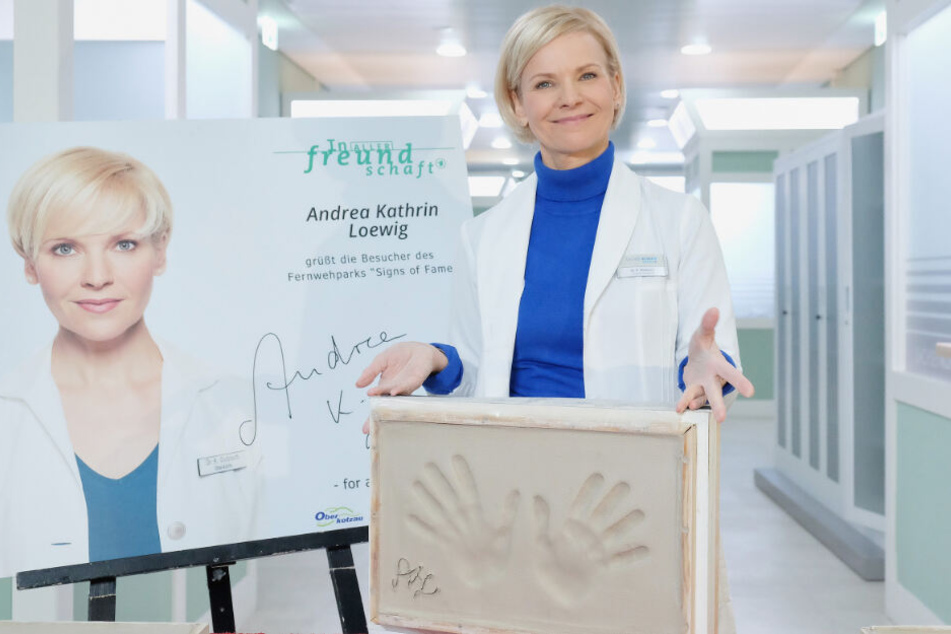 Stolz präsentiert Andrea Kathrin Loewig den Gipsabdruck.