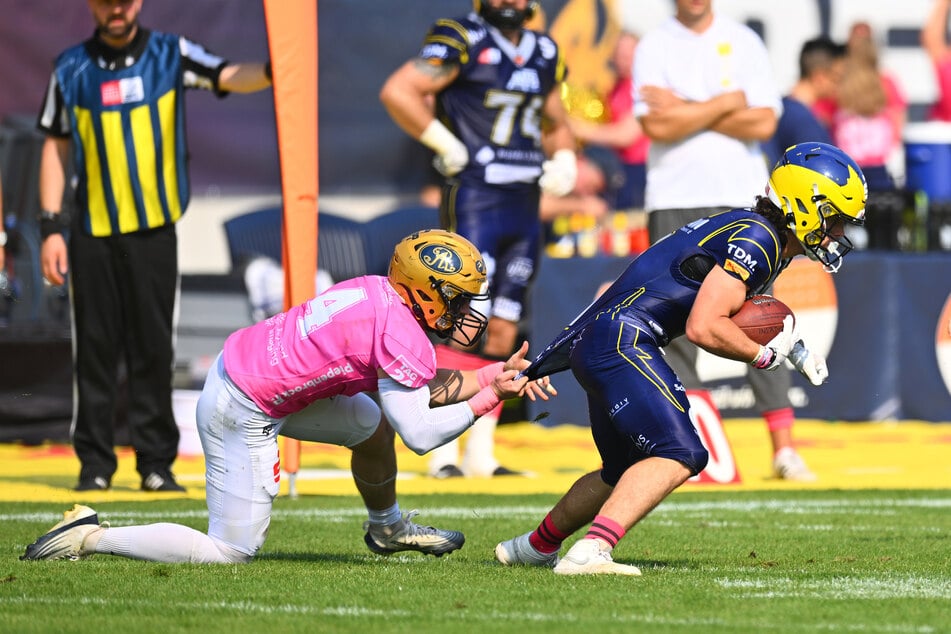 Logan Mobelini (l.) und die Monarchs-Defense griffen fest zu und ließen nie locker.