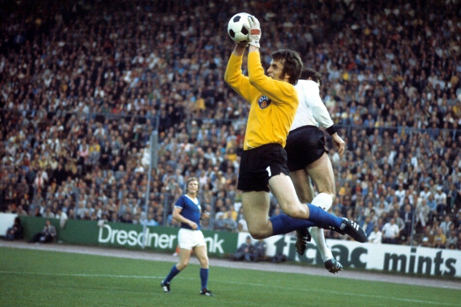 Sensation bei der WM 1974: Die DDR schlug die BRD mit 1:0. Jürgen Croy hielt seinen Kasten sauber. (Archivfoto)