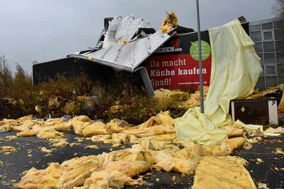 Auch an Gebäuden gab es viele Schäden, so wie hier in Görlitz. Das Dach eines
Küchenstudios wurde von den Orkanböen abgedeckt.