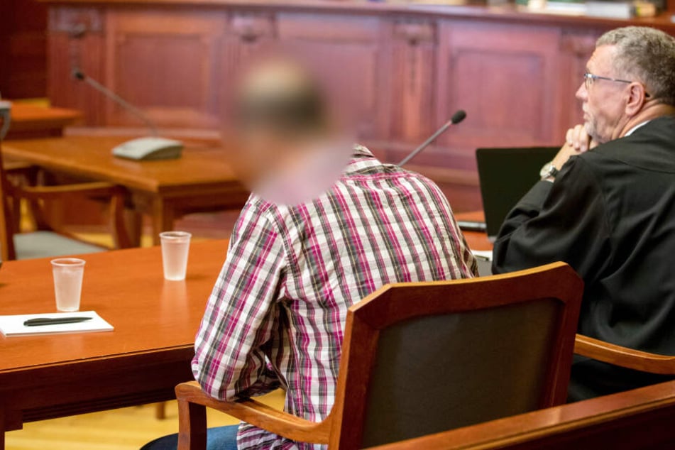Der Angeklagte Boujemaa L. neben seinem Anwalt Karsten Schieseck.
