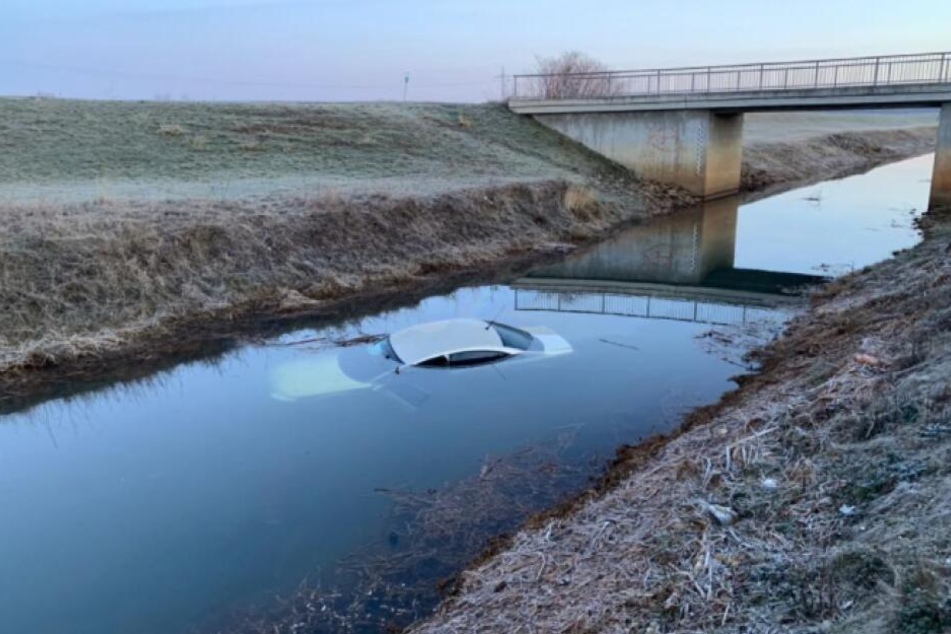 In Bitterfeld fuhr am Montagmorgen ein 42-Jähriger mit seinem Wagen in den Fluss Leine.