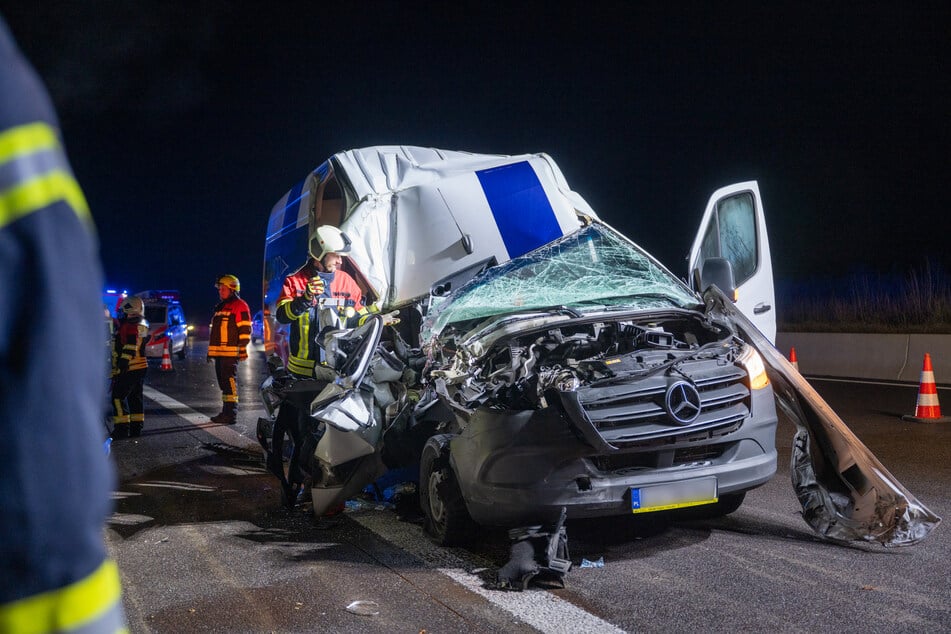 Unfall A4: A4 Richtung Dresden voll gesperrt: Transporter kracht in Lkw, neun Verletzte