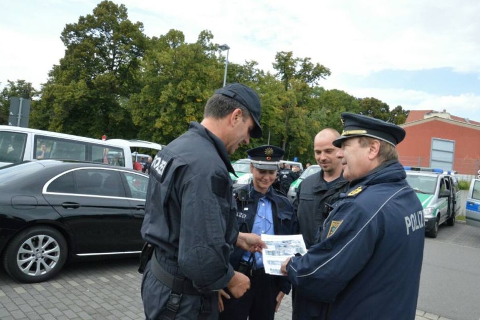 Leipzigs Polizei-Präsident Bernd Merbitz (r.) bei einer Lagebesprechung.