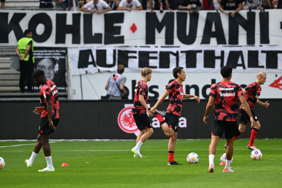 Die Fans der Eintracht hatten beim Spiel gegen Köln noch eine Botschaft für ihren kurzfristig abgewanderten Ex-Starstürmer Randal Kolo Muani (24) parat.