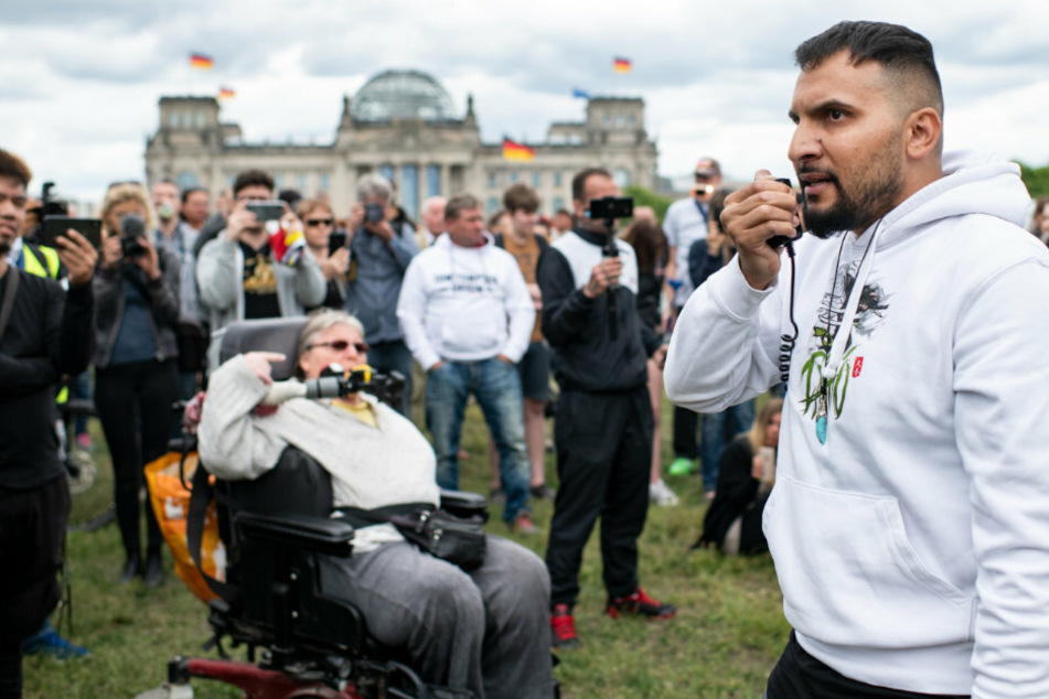 Attila Hildmann (39, r), Vegan-Kochbuchautor und Corona-Skeptiker, spricht bei der Abschluss-Kundgebung einer Demonstration gegen die Corona-Politik der Bundesregierung am Bundeskanzleramt.