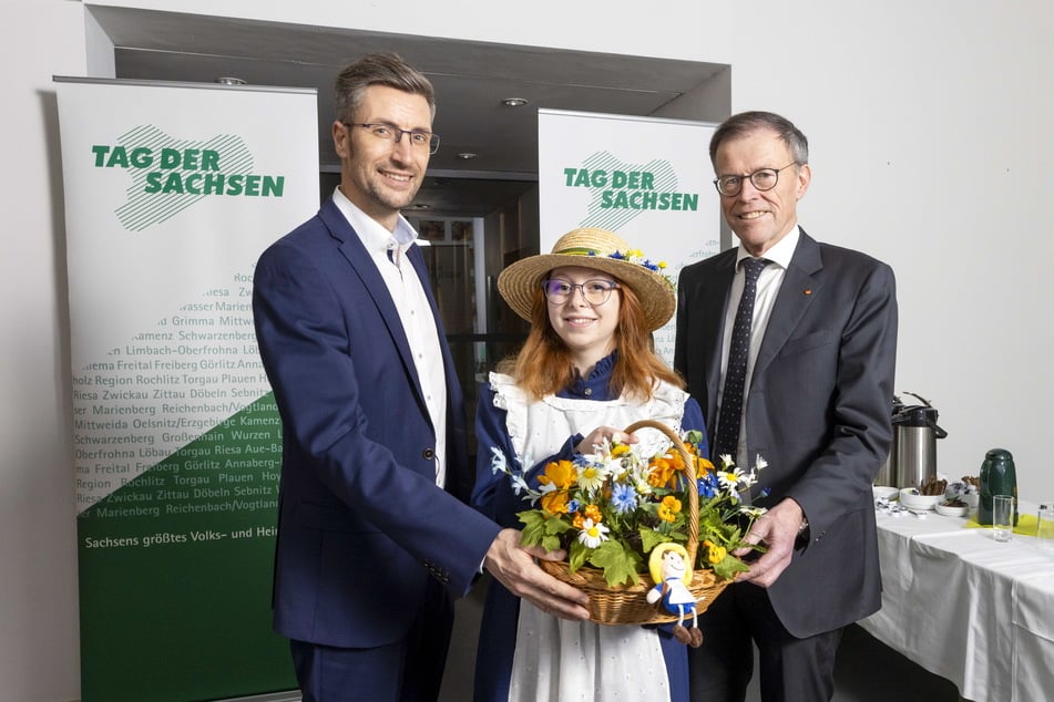 Landtagspräsident Matthias Rößler (69, CDU), das Sebnitzer Blumenmädchen Leonie Werner 18) und Oberbürgermeister Ronald Kretzschmar (41, parteilos. v.r.) freuen sich auf den Tag der Sachsen.