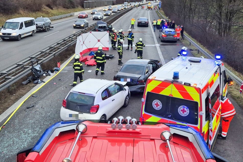 Insgesamt fünf Autos waren bei dem Unfall beteiligt. Der Verkehr staute sich dahinter rund 15 Kilometer weit.
