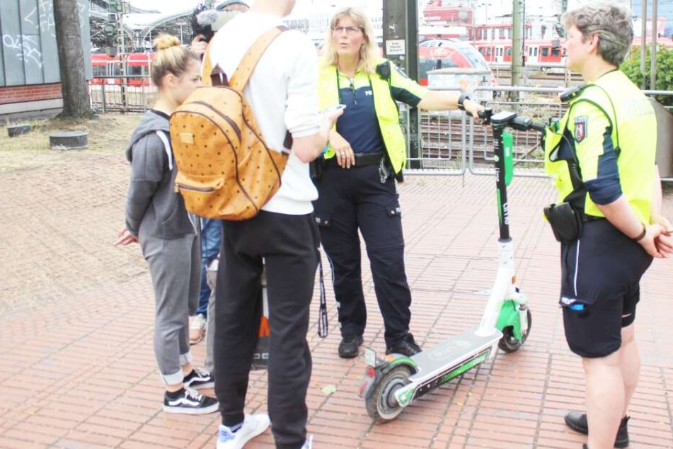 Die Polizei kontrollierte am Mittwochnachmittag am Heinrich-Böll-Platz und zwei weiteren Standorten E-Scooter-Fahrer.