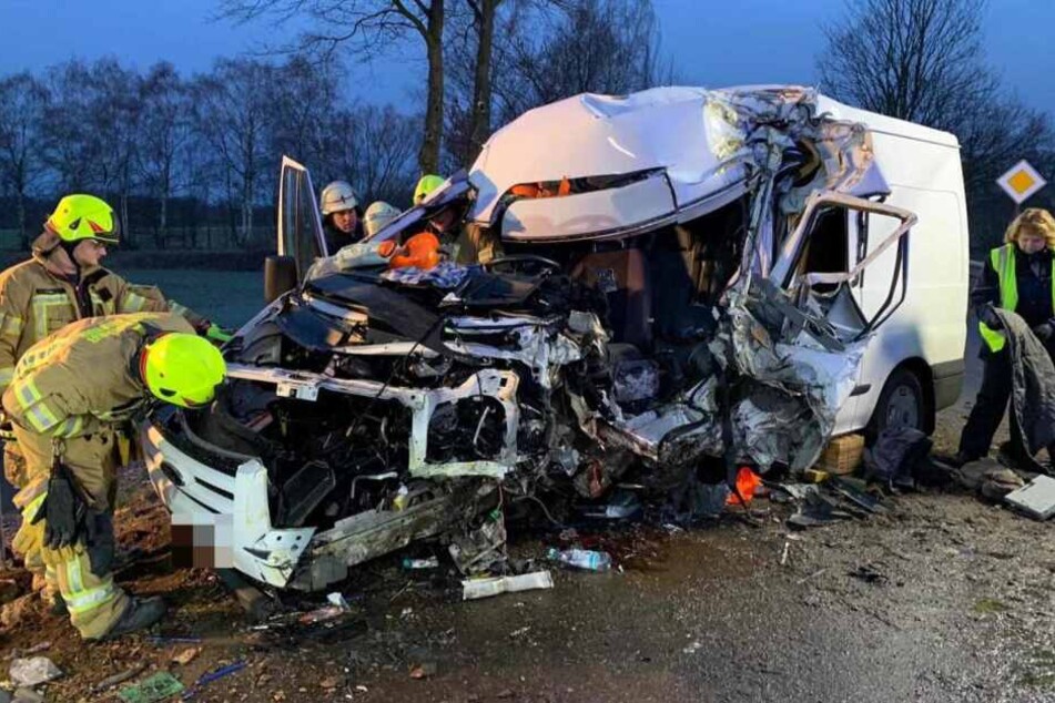 Feuerwehrleute mussten den Fahrer aus dem Wrack befreien.
