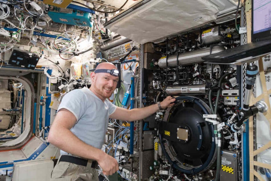 Astronaut Alexander Gerst bei einem Experiment auf der ISS.