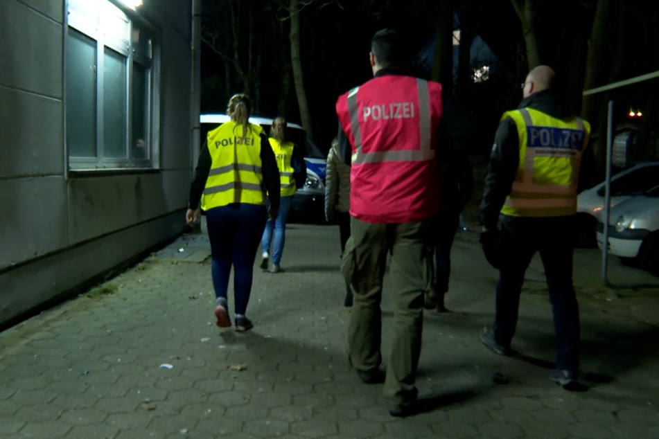 Polizisten durchsuchen das Gelände in Tonndorf.