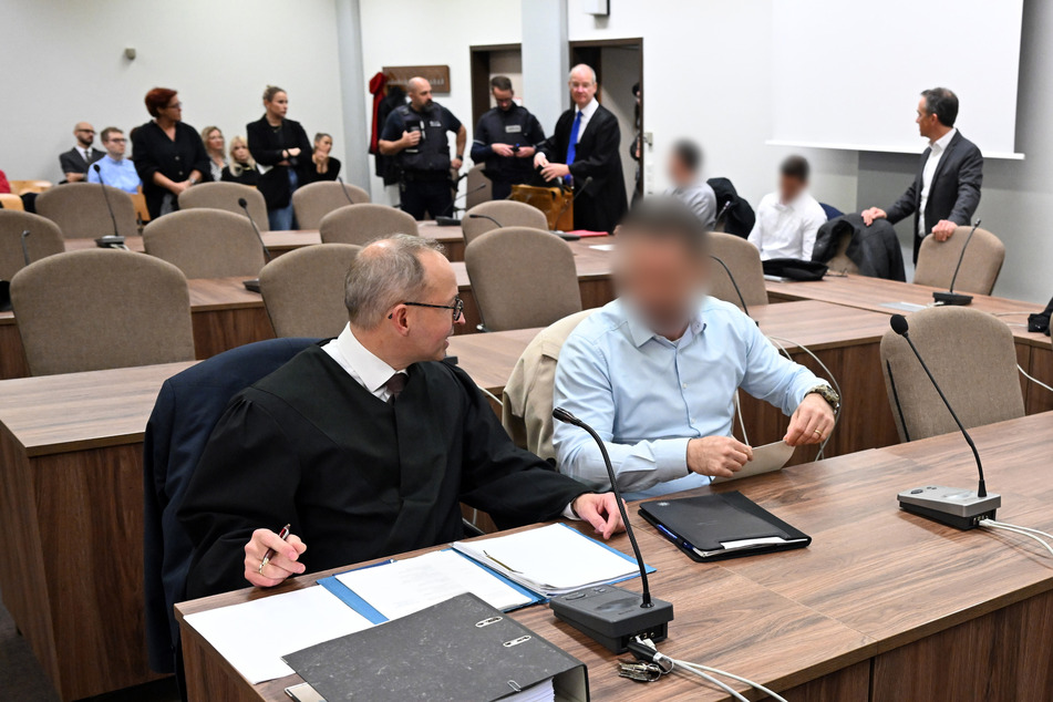 Die fünf beschuldigten Polizisten müssen sich nun vor dem Kölner Landgericht verantworten.