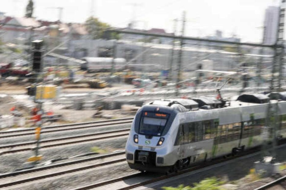 Die S-Bahn erfasste den 26-Jährigen an einem Bahnübergang.