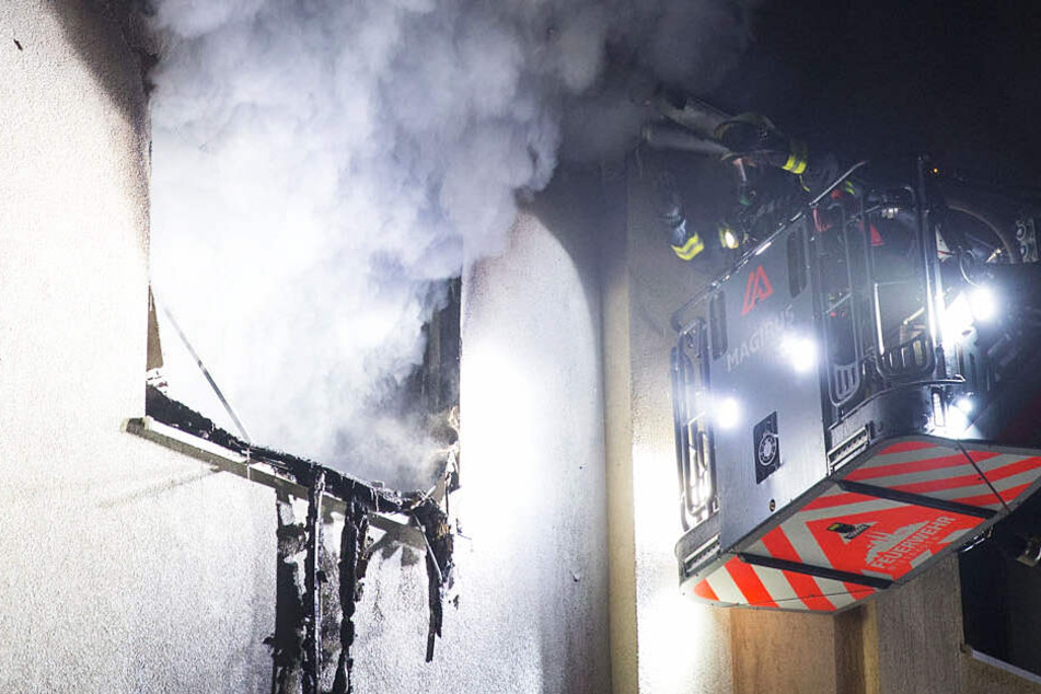 Das Feuer richtete hohen Sachschaden in dem Mehrfamilienhaus an.