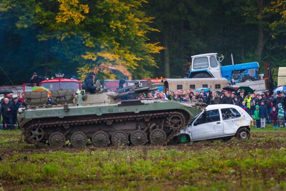 Rund 4000 Besucher sahen beim Ostblocktreffen auch spektakuläre Vorführungen. Etwa einen Panzer, der einen Pkw plättete.