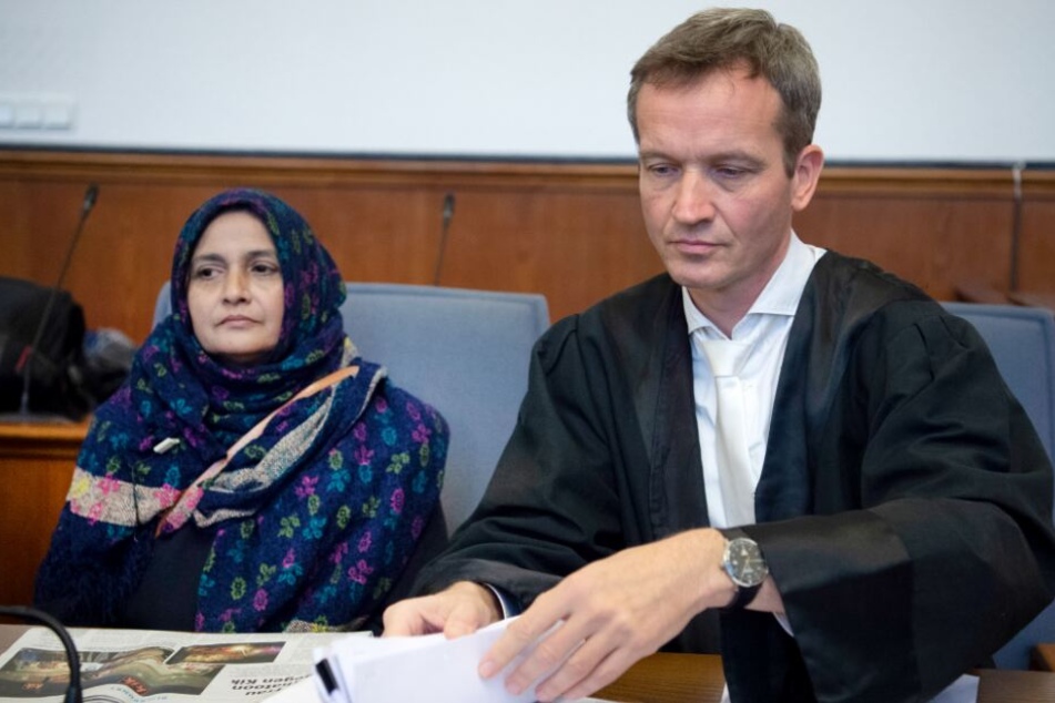 Saeeda Khatoon, Mutter des bei dem Brand in Karachi verstorbenen Aijaz Ahmed, sitzt mit ihrem Anwalt Remo Klinger in einem Gerichtssaal.