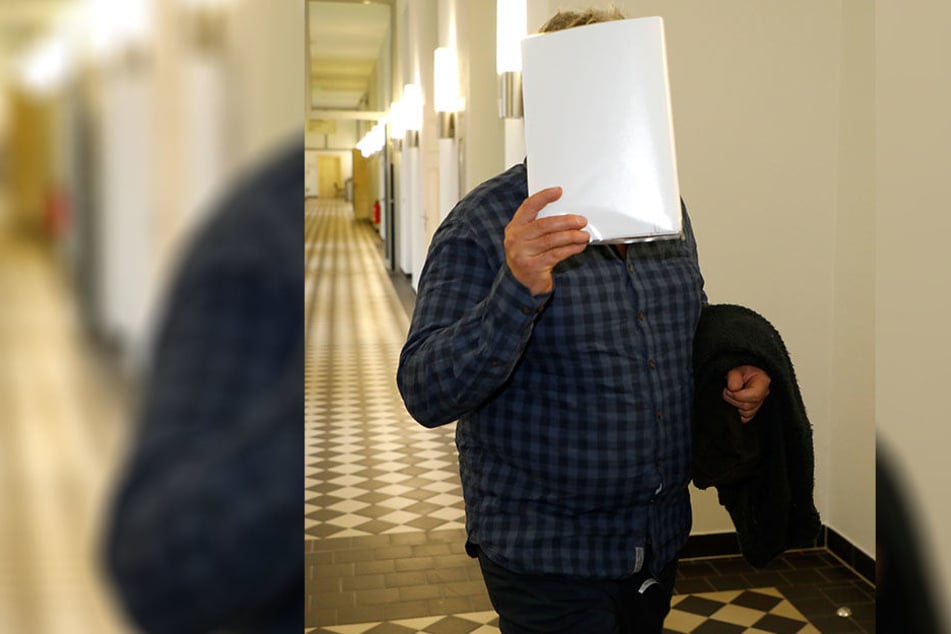 Istvan T. (59) vor dem Gerichtssaal. Seine Verteidigerin Katja Reichel (49) hat einen Deal ausgehandelt.