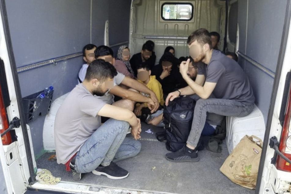 Polizei stoppt Transporter mit 15 Migranten: Schleuser festgenommen