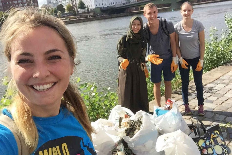 Am World Cleanup Day haben wir innerhalb von kürzester Zeit so viel Müll aus dem Mainufer gefischt, darunter auch Spielkonsolen, Kinderschuhe und ähnliches.