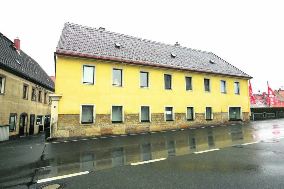In diesem Wohnhaus der Opfer wurden Scheiben eingeschossen.