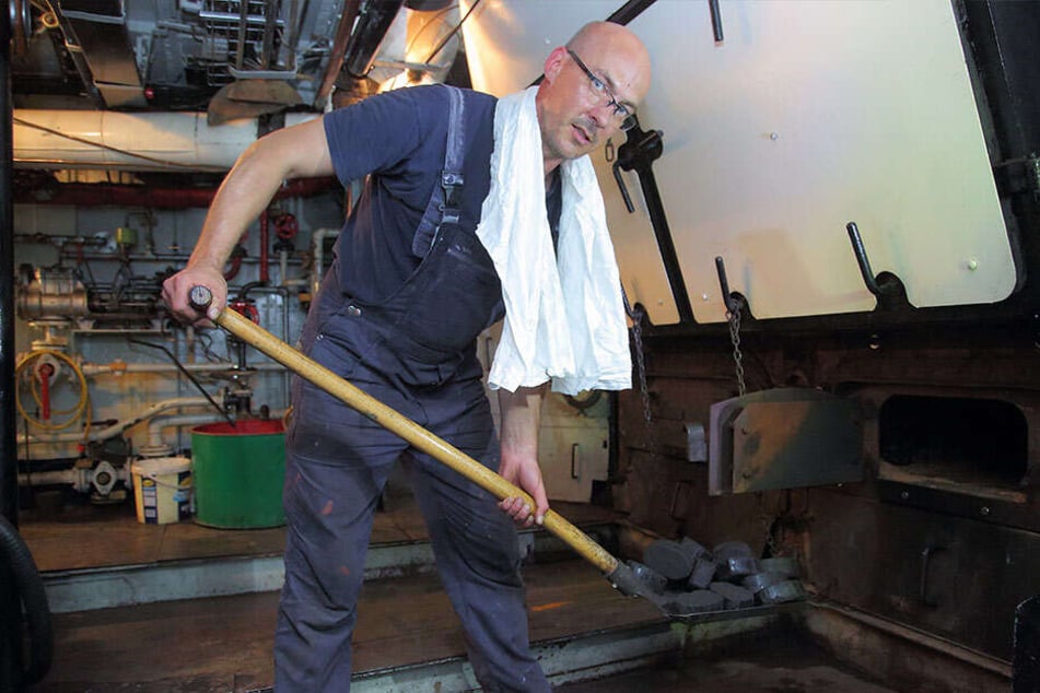 Heizt an seinem Arbeitsplatz noch zusätzlich ein: René Herold (44) im Maschinenraum der Diesbar.
