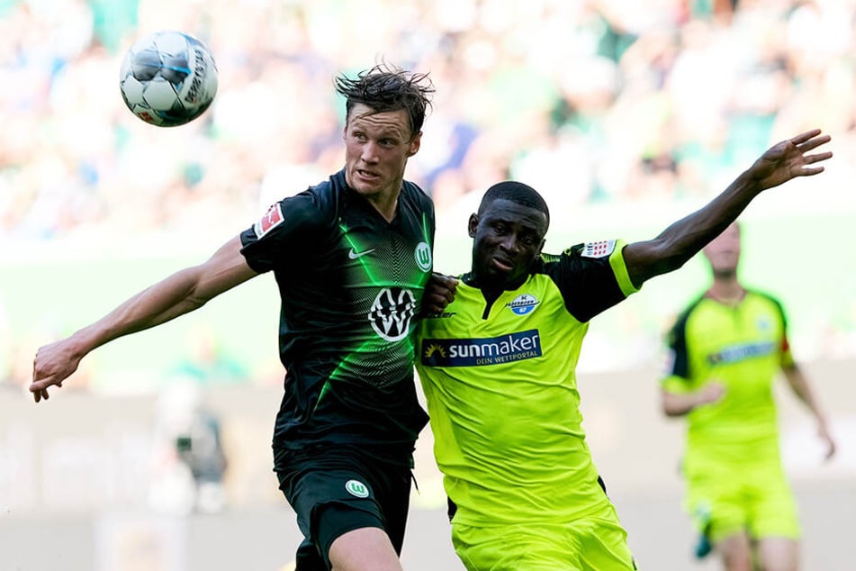 Intensives Spiel: Wolfsburgs Sturmtank Wout Weghorst (l.) und Paderborns Jamilu Collins kämpfen um den Ball.